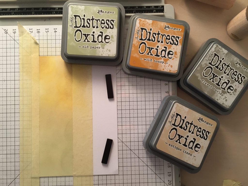 Karte mit abgeklebtem Streifen und verwendeten Distress Oxide Farben