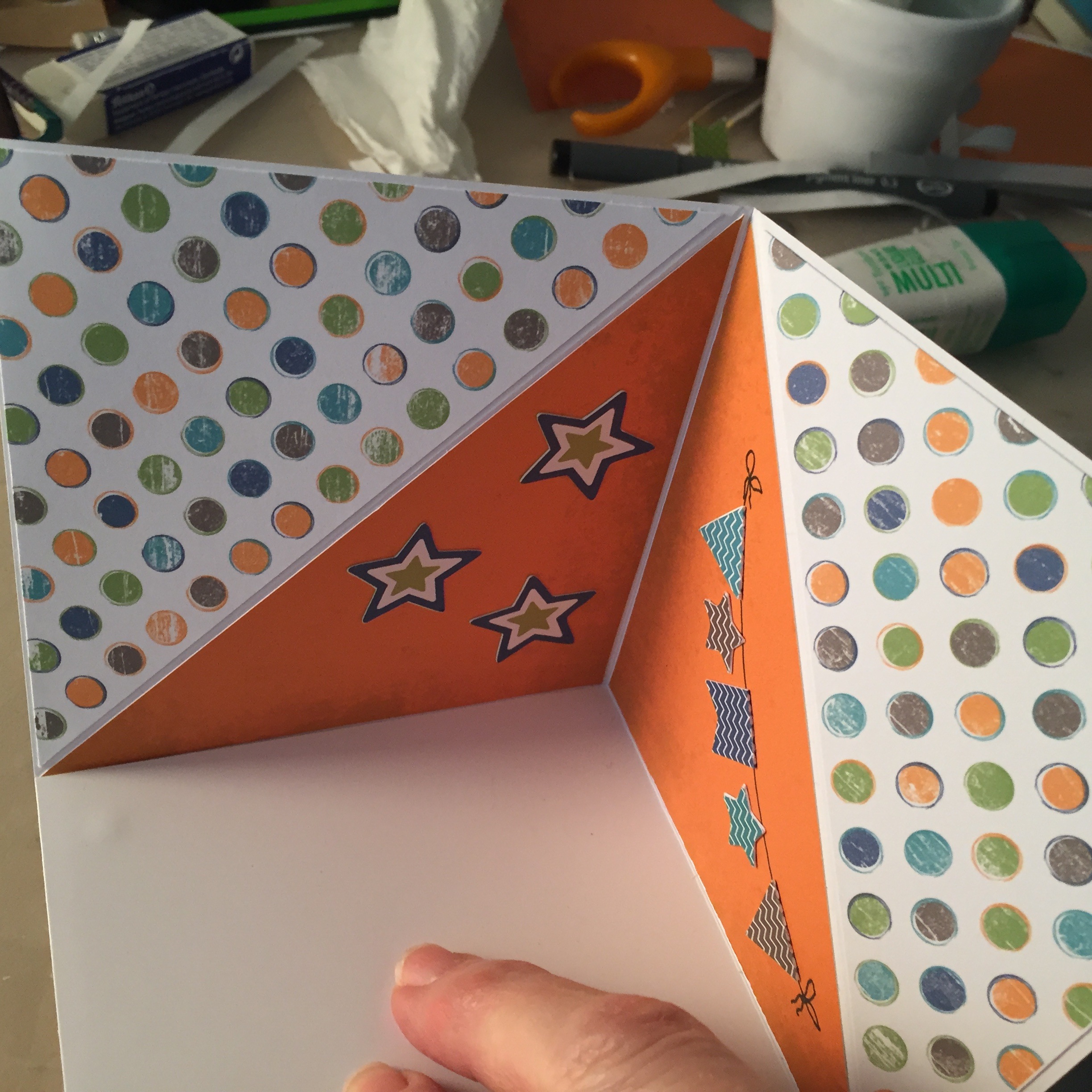 Aufstellkarte "Happy Birthday" Zweites Magnet am richtigen Ort festkleben