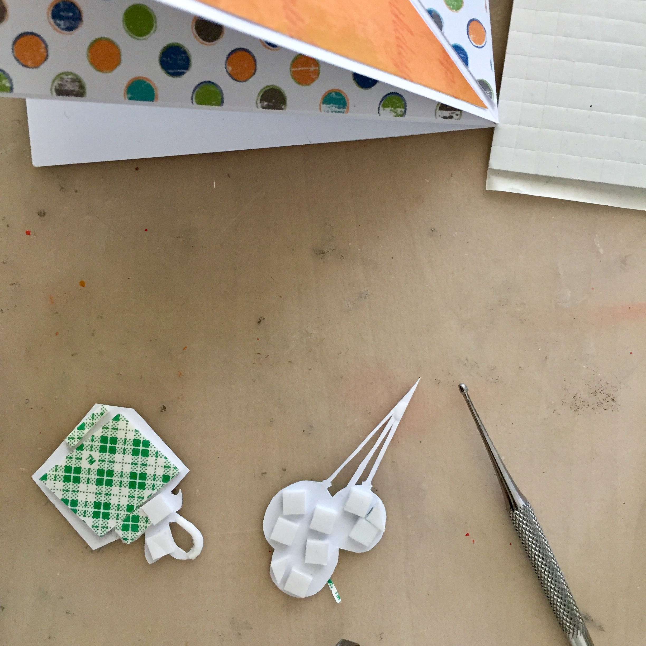 Aufstellkarte "Happy Birthday" Dimensionals befestigen