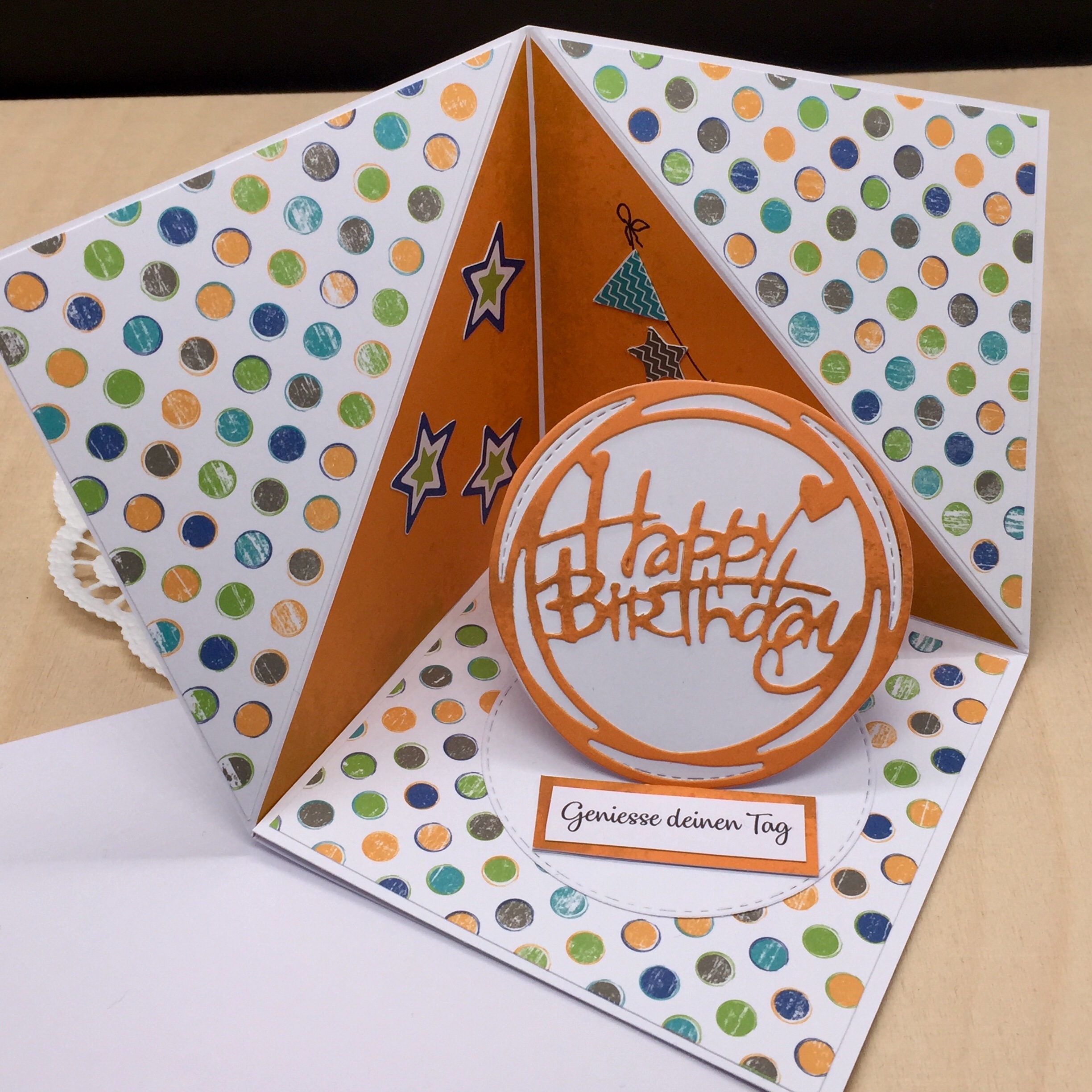 Aufstellkarte "Happy Birthday" von vorn