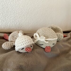 Gehäkelte Kuscheltiere Leni und Pip mit Schleife undMütze