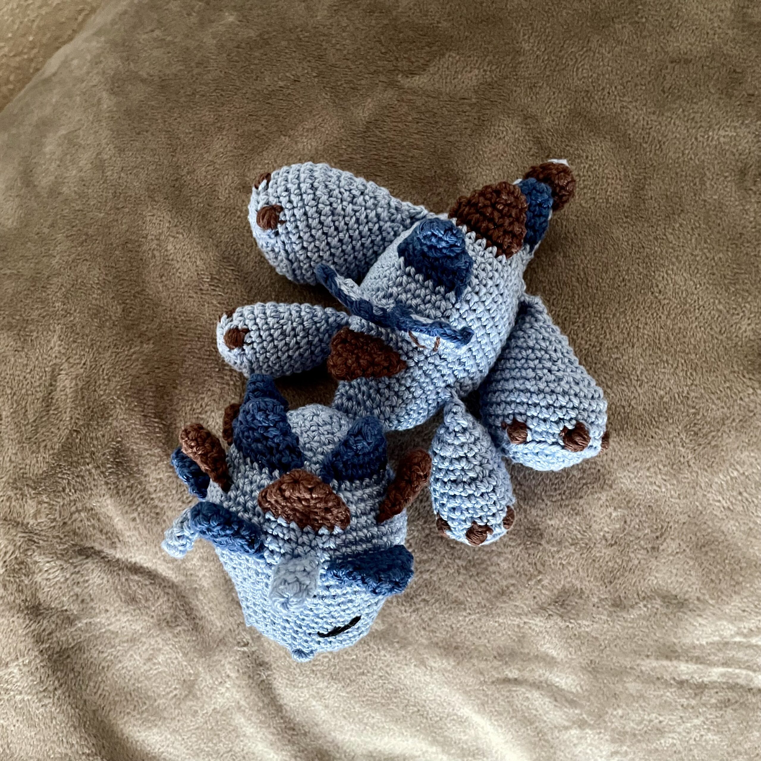 Gehäkelter Babydrache Dragi von oben